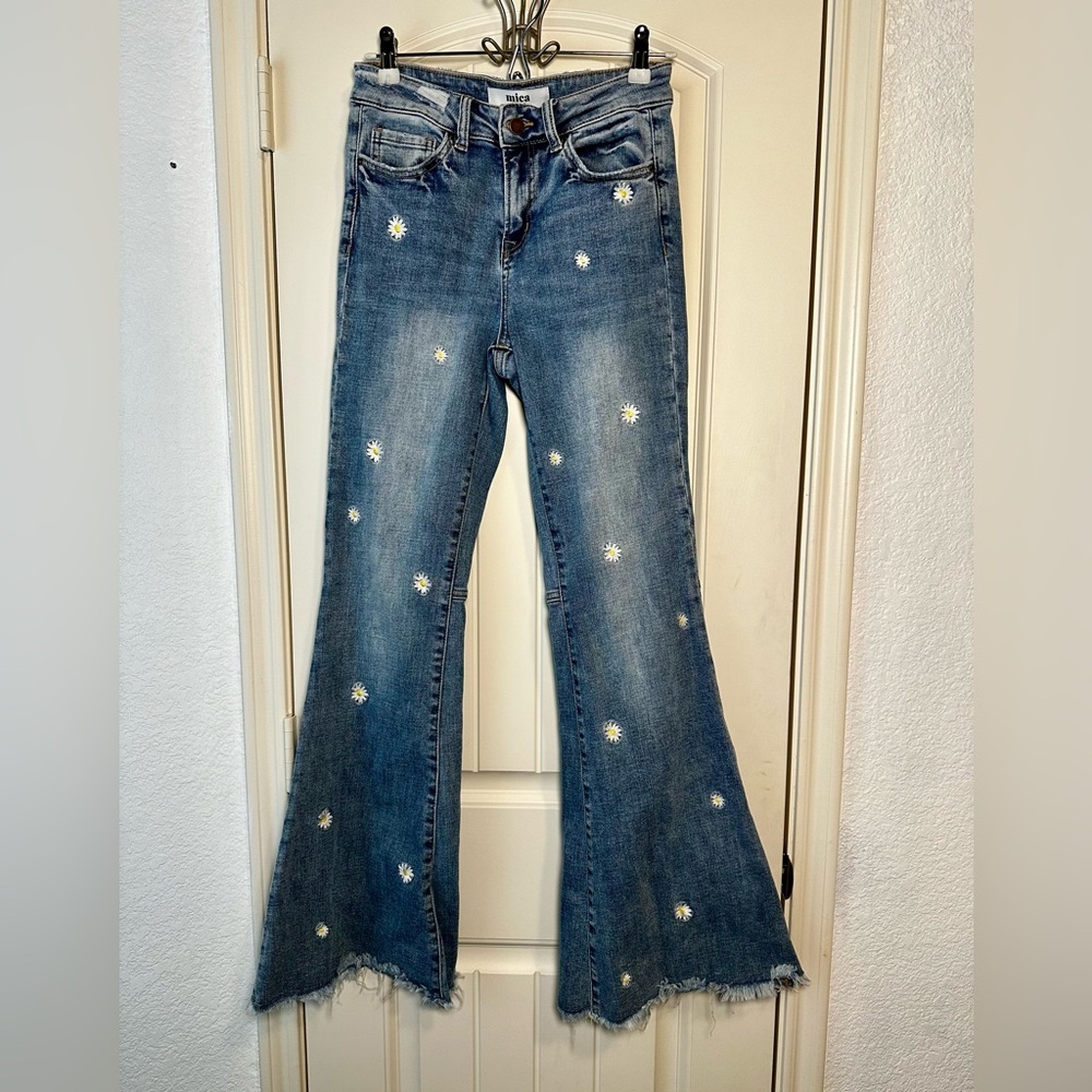 Mica Daisy Embroidered High Rise Super Flare Jeans fringe hem size 26 med blue